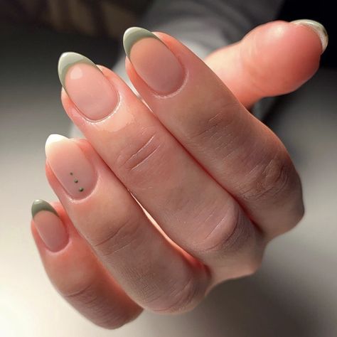 Classic Nail Designs, Short French Tip Nails, Simple Gel Nails, Classic Nails, Round Nails, Oval Nails, Neutral Nails, Dipped Nails, Minimalist Nails