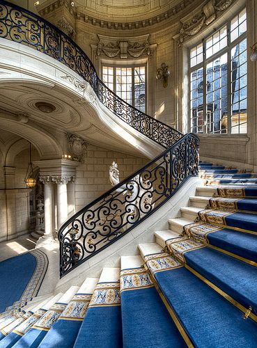 sweeping grand staircase with royal blue stairrunner, decor, decorate, entrance, entrance hall, entry, entryway, entry way, foyer, front hall, front door, hall, hallway, home, interior design, #interiors, modern, mudroom, mud room, parquet, stairwell, staircase, stair runner, stairs, stair hall Chateau Versailles, Take The Stairs, Lan Can, Chateau France, Stairway To Heaven, घर की सजावट, Grand Staircase, Classic Interior, Staircases