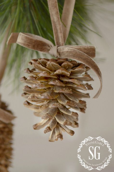 Christmas Pinecone Crafts, Simple Christmas Tree Decorations, Christmas Crafts Diy Kids, Ideas Decoracion Navidad, Fall And Christmas, Pinecone Crafts, Vintage Christmas Crafts, Christmas Crafts For Adults, Pinecone Ornaments