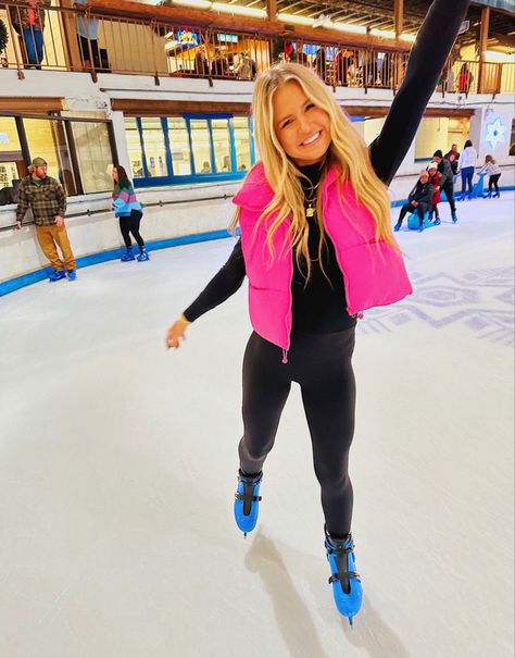 Preppy Ice Skating Outfits, Cold Athleisure Outfits, Southern Preppy Outfits Winter, Cute Ice Skating Outfit, Winter Outfits Preppy, Ice Skating Fits, Winter Preppy Outfits, Preppy Besties, Ice Skating Outfits