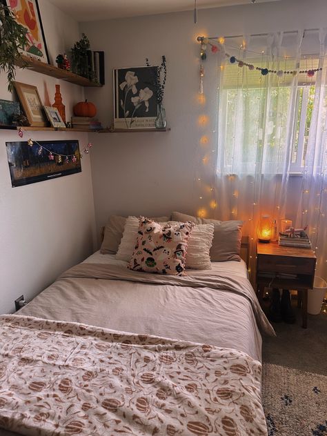 Cozy boho artsy vibes Dorm Inspo, Cozy Boho, Fall Bedroom, Apartment Aesthetic, Apartment, Bedroom, Quick Saves