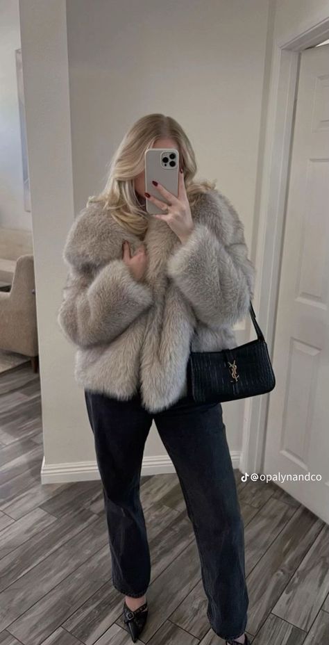 How To Style A Fur Coat, How To Style Fur Coat, Zara Fur Coat Outfit, Outfits With Fur Coat, Winter Outfits Fur Coat, Zara Fur Coat, Women’s Coats, Fur Coat Outfit Dressy, Fur Coats Outfit