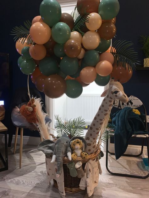 Safari Hot Air Balloon Party, Hot Air Balloon Baby Basket, Baby Shower Basket With Balloons, Safari Baby Shower Gift Basket, Hot Air Balloon Baby Shower Gift, Baby Boy Hamper Ideas, Baby Basket Gift Ideas Boy, Diy Hot Air Balloon Basket, Cute Baby Shower Gifts Baskets