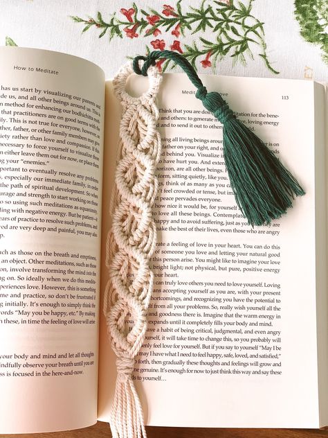 Unique Macrame Projects, Macrame Bookmark Diy, Unique Macrame Ideas, Macrame Gift Ideas, Bookmark Macrame, Macrame Bookmark, Diy Macrame Projects, Simpul Makrame, Pola Macrame