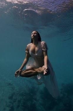 Water Yoga, Fotografi Bawah Air, Foto Langka, Sup Yoga, Gentle Yoga, Louise Hay, Pose Yoga, Yoga Photography, Yoga Training