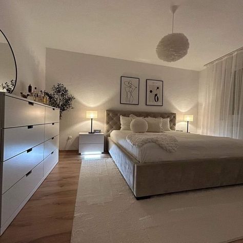 Bright Scandinavian Bedroom, Bedroom Ideas Nyc Apartment, Classy Rooms Bedroom, Cozy Apartment Bedroom Aesthetic, Bed Rooms Ideas Minimalist, Room Format Ideas, Weird Shaped Bedroom, White Bedroom Ideas Aesthetic, Rooms With Carpet