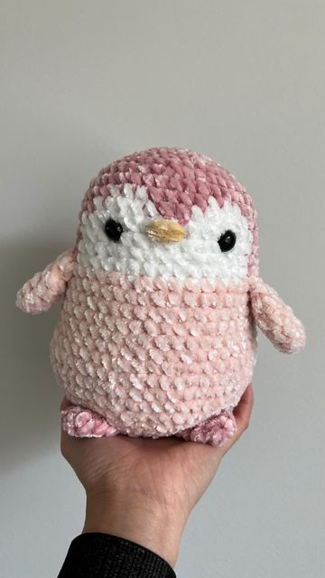 Crocheted Stuffies, Learning Crochet, Diy Valentinstag, Crochet Penguin, Easy Crochet Animals, Crochet Idea, Misty Mountain, Plushie Patterns, Crochet Cow