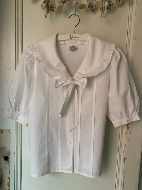 Beautiful cotton white blouse by Laura Ashley in small Measurements: Shoulder to shoulder 39 cm Armpit to armpit 49 cm Sleeve length from the shoulder 34 cm, from the armpit 17 cm Length front 44 cm, back 60,5 cm 1990s Laura Ashley, 80s Laura Ashley, Vintage Blouse Aesthetic, White Vintage Blouse, White Vintage Outfit, Vintage Blouse Outfit, White Blouse Outfit, Vintage White Blouse, Laura Ashley Vintage