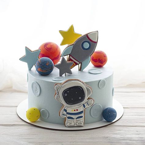 Astronaut Cake Design, 3 2 1 Blast Off Birthday Cake, Simple Space Theme Cake, Astraunaut Cake, Planet Cake Ideas, Space Theme Cakes, Space Birthday Cake Boys, Cake For 5 Year Boy, Outer Space Cakes For Kids