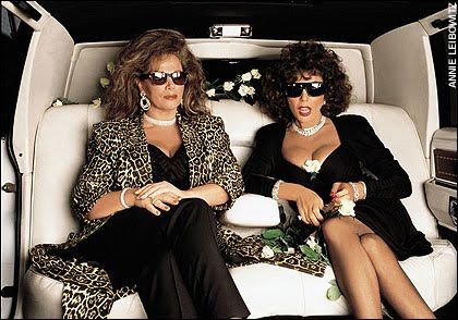 I'm mean you totally wouldn't mess with these two would you! Annie Leibovitz Photography, Dame Joan Collins, Jackie Collins, Famous Portraits, Annie Leibovitz, Joan Collins, Wonderful Picture, English Actresses, Hollywood Glamour