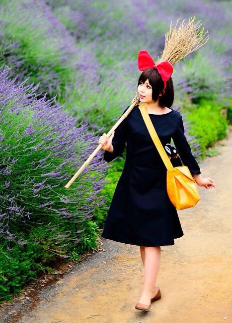 Pinning in case I need a quick emergency cosplay/halloween costume this year! So cute! Kiki's Delivery Service Studio Ghibli Cosplay Diy, Kiki Costume, Kiki's Delivery Service Cosplay, Kiki Cosplay, Ghibli Cosplay, Ghibli Kiki, Kostum Cosplay, Hallowen Costume, Awesome Cosplay