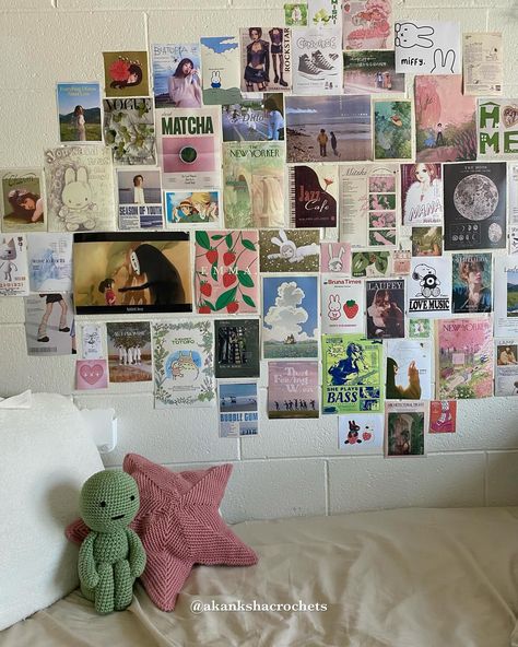 🌷🍵 my college bed area <3 i crocheted this smiski plush & star pillow for my bed in my dorm room and i love them so much ☹️🫶 also swipe to see my wall decor that i finally put up!! i’m currently working on writing a pattern for this smiski plush so let me know if you’re interested in that so i can decide whether to prioritize it 💗 #crochet #smiski #smiskiusa #ｓｍｉｓｋｉ #smiski_japan #smiskithailand #smiskis #smiskicollection #smiski_fan #smiskifigures #smiskijapan #crochetinspiration #crocheti... Crochet Smiski, College Bed, My Dorm Room, College Bedding, Jazz Cafe, Star Pillow, Work On Writing, I Love Them So Much, On Writing