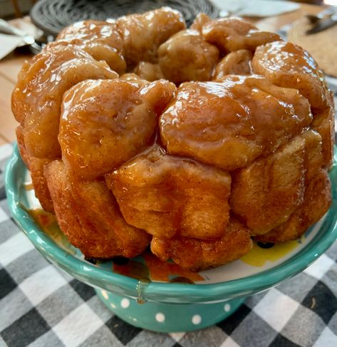 Holiday Monkey Bread, Mini Monkey Bread, Biscuit Monkey Bread, Caramel Monkey Bread, Monkey Bread Recipe Easy, Monkey Bread Muffins, Easy Monkey Bread, Cinnamon Roll Monkey Bread, Canned Biscuits