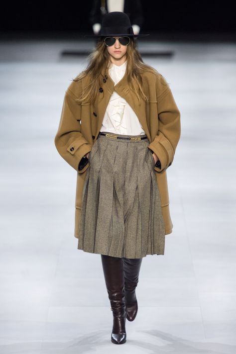 Celine Fall 2019 Ready-to-Wear Fashion Show - Vogue Celine Runway, Alissa Salls, French Chic Fashion, Urban Jeans, Edgy Dress, Angela Davis, Gloria Steinem, Hedi Slimane, Women Fashion Edgy