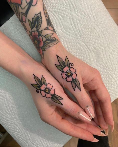 Traditional Old School Tattoos on Instagram: “Who: @lou_dctattoos Where:📍Geneva, Switzerland 🇨🇭 ... ... ... ... #traditionalartist #traditionaltattoo #skinart_traditional…” Tattoo Main, Traditional Hand Tattoo, Traditional Tattoo Inspiration, Hand And Finger Tattoos, Dibujos Tattoo, Muster Tattoos, Tatuaje A Color, Aesthetic Tattoo, 문신 디자인