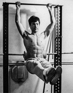 Bruce Lee Aesthetic, Bruce Lee Abs Workout, Bruce Lee Abs, Bruce Lee Workout, Bruce Lee Training, Bruce Lee Family, Bruce Lee Pictures, Bruce Lee Art, Bruce Lee Martial Arts