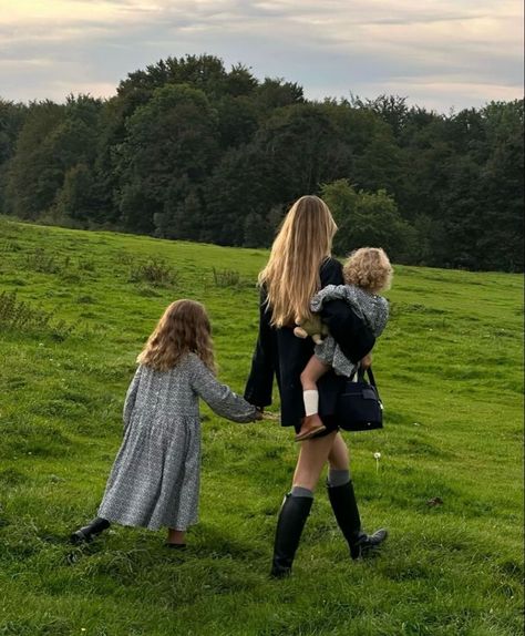 Dream Family, Future Mom, After Life, Stockholm Fashion, Mommy Life, Dream Lifestyle, Best Mother, Old Money Aesthetic, Girl Mom