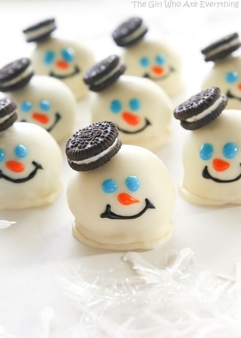 Oreo Balls Christmas, Oreo Cake Pops, Snowman Treats, Xmas Desserts, Easy Christmas Treats, Xmas Treats, Melted Snowman, Christmas Baking Recipes, Oreo Balls