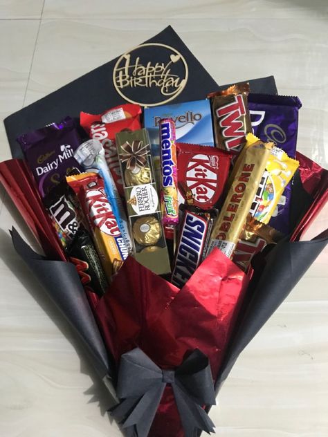 Box Of Candy Gift, Girlfriend Birthday Basket Ideas, Birthday Snack Box Gift Diy, Birthday Basket Ideas For Girlfriend, Chocolate Rapping Idea, Bd Present Gift Ideas, Bouquet Of Snacks Gift Ideas, Sweet Gift Box Ideas, Sweet Packaging Ideas Candy