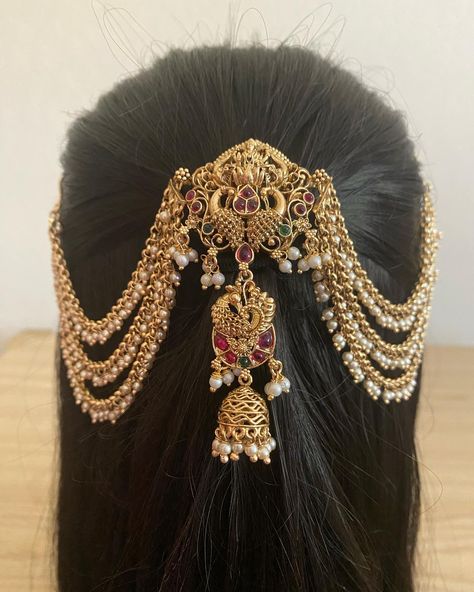 Bridal Hair Pin| Laxmi Peacocks Veni Pin. Free shipping across USA. Shop Now !! Website-www.jayashreetraditions.com #fashionjewellerysale #kundan #viraljewelry #bridaljewellery #americandiamondjewellery #americandiamondearrings #bridalmakeup #bridalinspiration #TempleCollection #NecklaceSets #nakshicollection #asianbridalmakeup #goldalikenecklace #weddingjewelry #bridaljewelry #imitationjewelry #jayashreetraditions #bayareawedding #bridalcouture#wedmegood #sanjoseindianwedding #bayareaindian... Juda Jewellery, Suryudu Chandrudu Hair Pins, Pakistani Hair Jewelry, Hair Accessories Indian, Fancy Hair Accessories, Indian Hair Jewelry, Indian Hair Accessories, Asian Hair Ornaments, Asian Bridal Makeup