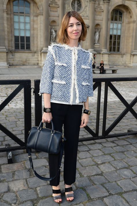 Sofia Coppola: Louis Vuitton SC Bag Sofia Coppola Style, Tweed Jacket Outfit, Blue Tweed Jacket, Chanel Style Jacket, Zhang Ziyi, Cool Girl Style, Fashion Week Spring 2014, Moda Paris, Blue Tweed