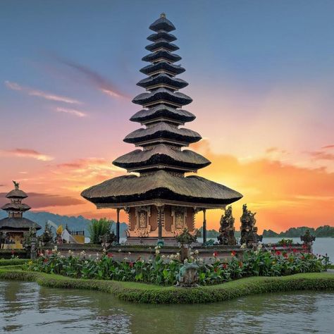 Make the most of your Bali vacation on a 3-day private sightseeing tour. The expertly designed itinerary combines the best of culture, cuisine, nature, and relaxation. Private air-conditioned transportation allows you to experience Bali’s iconic attractions, including Uluwatu Temple, Tegenungan Waterfall, and Heaven's Gate, comfortably and at your own pace. Other highlights include a seafood beachfront dinner and banana boat ride at Nusa Dua Beach. Enjoy personalized experience on a private tour Bali Temple, Bali With Kids, Bali Tour Packages, Bali Baby, Uluwatu Temple, Water Temple, Legian, Fotografi Digital, Hindu Temple