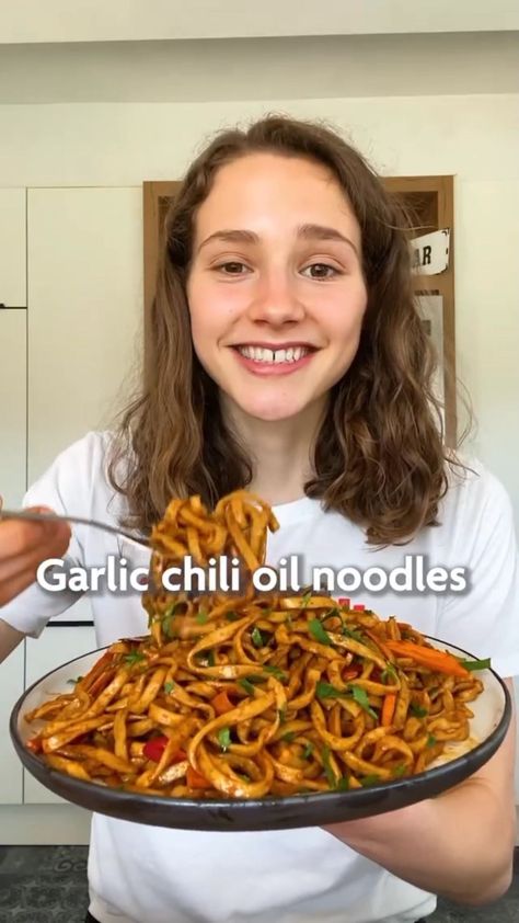 Chili Oil Noodles Recipe, Garlic Chili Oil Noodles, Chilli Noodles, Chili Oil Noodles, Dinner Recipes Vegan, Garlic Chili Oil, Oil Noodles, Spicy Snacks Recipes, Tastemade Recipes