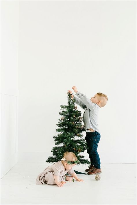 Christmas Mini idea Christmas Photoshoot Kids, Christmas Mini Shoot, Box Noel, Functional Entryway, Christmas Family Photoshoot, Holiday Portraits, Holiday Mini Session, Xmas Photos, Holiday Photoshoot