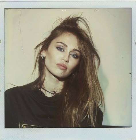 Old Miley Cyrus, Miley Cyrus Hair, Miley Cyrus Fan, Miley Cyrus Photoshoot, Miley Cyrus Style, Instagram Photoshoot, Hair 2024, Hannah Montana, Feminine Aesthetic