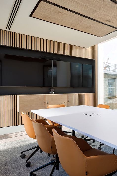 Home Office Meeting Room, Heritage Office Design, Scandinavian Conference Room, Modern Board Room Design, Board Room Aesthetic, Training Room Aesthetic, Japandi Meeting Room, Meeting Room Tv Wall, Meeting Room Cabinet