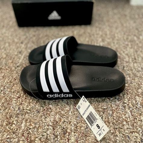 Adilette Slides Outfit, Addidas Slippers, Adidas Slides Outfit, Pink And White Adidas, Adidas Flip Flops, Adidas Slippers, Slides Nike, Slides Adidas, Adidas Sandals