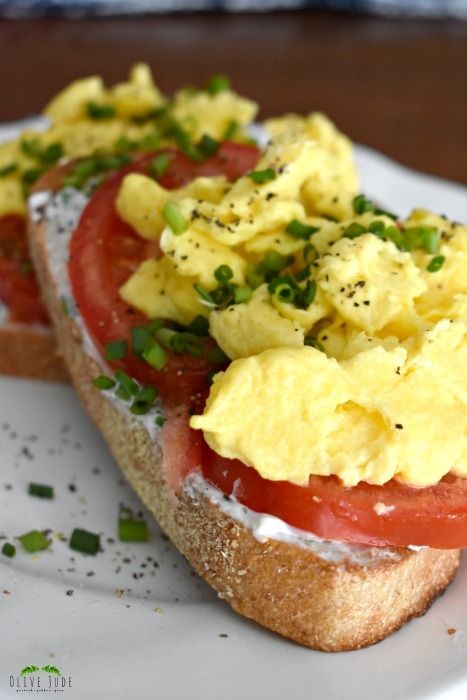 Breakfast Toast Egg, Scrambled Egg Breakfast, Egg Toast Breakfast, Breakfast Eggs Scrambled, Toast Egg, Tomato Breakfast, Eggs Scrambled, Tomatoes On Toast, Breakfast Eggs