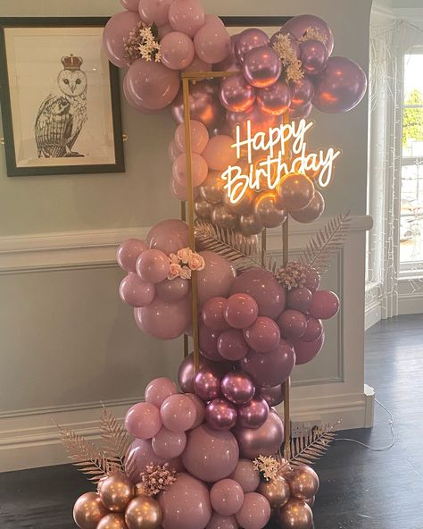 The brief was rose gold and stylish pinks - every special birthday deserves beautiful decor and we styled a lush colour palette of pinks and rose gold in this balloon garland and gold plinth; add pink florals and our neon sign and you’re ready to party! 💕 SAVE this colour palette for future inspo 💕 #balloons #balloongarlands #birthdayballoons #balloondecor #birthdaybackdrop @proballoonshop @kalisanuk @sempertex.uk Deco Anniversaire Rose Gold, Light Pink Party Decorations, Rose Gold Birthday Party Decorations, Pink And Gold Balloons, Light Pink Party, 40th Birthday Balloons, Gold Birthday Party Decorations, Martini Party, Pink And Gold Birthday Party