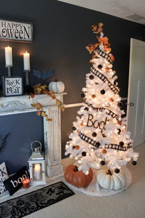 Halloween Boutique, Halloween Christmas Tree, Amazing Christmas Trees, Christmas Tree Decorating Ideas, Tree Decorating Ideas, Casa Halloween, Christmas Tree Decorating, Halloween Tattoo, Halloween Tree