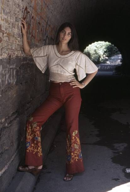 Country singer Emmylou Harris poses for a portrait in July 1975 in New York City New York 70s Mode, Gram Parsons, Emmylou Harris, 70s Inspired Fashion, Women Of Rock, Boho Life, Country Singer, Country Women, Vintage Things