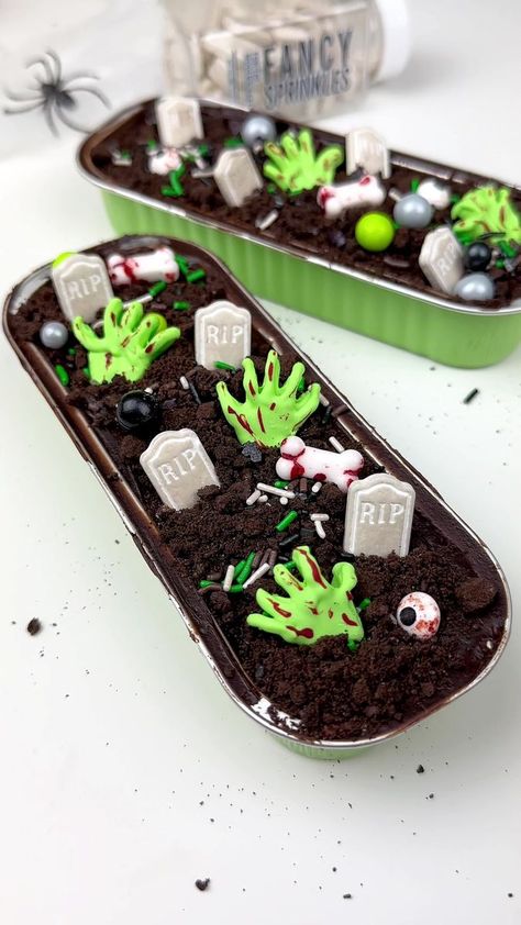 Halloween Mini Cakes, Resep Sushi, Mini Loaf Cakes, Oreo Dirt, Zombie Cake, Bolo Halloween, Postres Halloween, Dessert Halloween, Mini Cake Pans