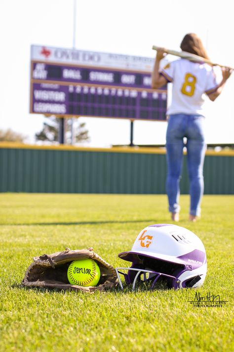 Senior Picture Ideas Softball, Pitcher Softball, Softball Pictures Poses, Softball Picture, Baseball Senior Pictures, Softball Photography, Softball Photos, Senior Year Pictures, Outdoor Senior Pictures