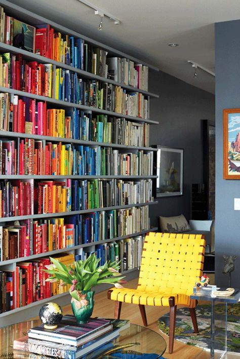 Bookshelf rehab: 33 Amazing ways to add color coordinated books Crazy Bookshelves, Rainbow Books, Colorful Books, Shelf Arrangement, Lots Of Books, Wayne Manor, Beautiful Bookshelf, Library Bookshelves, Bookshelf Styling