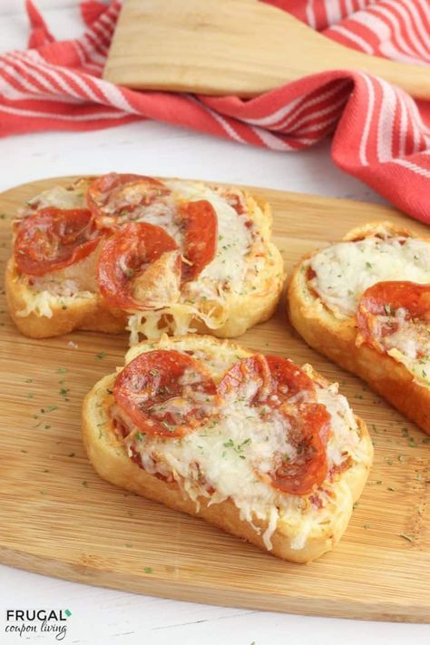 Only four simple ingredients make this quick and easy Air Fryer Pizza Recipe. Create your own home made pizza for a Friday night dinner or use this Air Fryer Texas Toast recipe as an individual snack idea after school. Only ten minutes to create your kid-friendly dinner. So easy the kids could make this air fryer dinner. #FrugalCouponLiving Texas Toast Air Fryer, Texas Toast Recipe, Texas Toast Pizza, Toast Air Fryer, Air Fryer Pizza, Healhty Meals, Toast Pizza, Leftover Pizza, Pizza Snacks