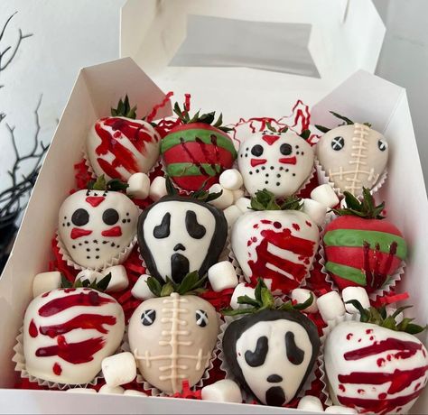 Ghostface Food Ideas, Ghost Face Chocolate Covered Strawberries, Scary Chocolate Covered Strawberries, Friday The 13th Strawberries, Halloween Birthday Strawberries, Horror Movie Cake Pops, Truck And Treat Ideas, Scary Strawberries, Halloween Themed Chocolate Strawberries