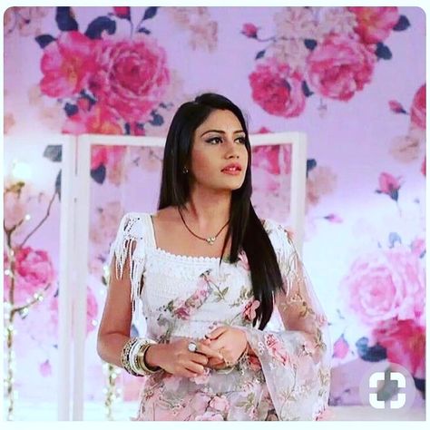 @officialsurbhic 😘😘😘 Anika Dresses In Ishqbaaz, Ishqbaaz Outfits, Outfit Ideas Wedding, Trendy Saree, Indian Sari Dress, Surbhi Chandna, Fashionable Saree Blouse Designs, Ethnic Wear For Women, Sari Blouse Designs