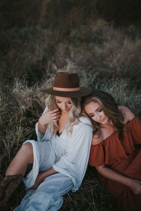 Outdoor Sister Photoshoot Ideas, Boho Sister Photoshoot, Fall Sisters Photoshoot, Sister Fall Photoshoot Ideas, Boho Sibling Photoshoot, Boho Friend Photoshoot, Outdoor Sister Photoshoot, Sister Outdoor Photo Shoot, Boho Best Friend Photoshoot