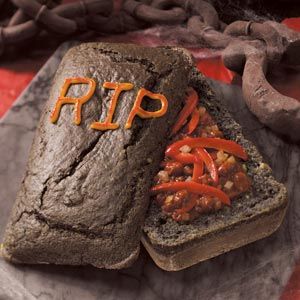 Chili-Filled Coffin Halloween Cornbread, Fall Party Food, Halloween Table Centerpieces, Halloween Food Dinner, Easy Main Dishes, Halloween Party Dinner, Cornbread Mix, Halloween Dinner, Halloween Food For Party