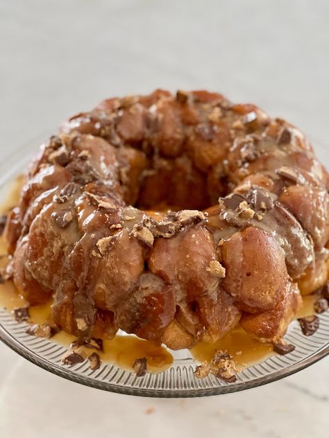 Monkey Bread With Reese’s Peanut Butter Cups, Reeses Monkey Bread Recipe, Peanut Butter Monkey Bread With Canned Biscuits, Reese’s Peanut Butter Monkey Bread, Reese’s Cup Monkey Bread, Rolo Stuffed Monkey Bread, Reese’s Peanut Butter Cup Monkey Bread, Reese’s Monkey Bread, Peanut Butter Cup Monkey Bread