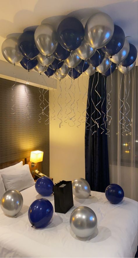 Birthday Balloons With Pictures Attached, Balloon Decorations On Ceiling, Celling Ballon Decoration, 24th Birthday Ideas Men, Decorating Ideas For The Birthday, Ballon’s On Ceiling, Men Birthday Room Decoration, Room Decorated For Birthday Surprise, Balloon Set Up