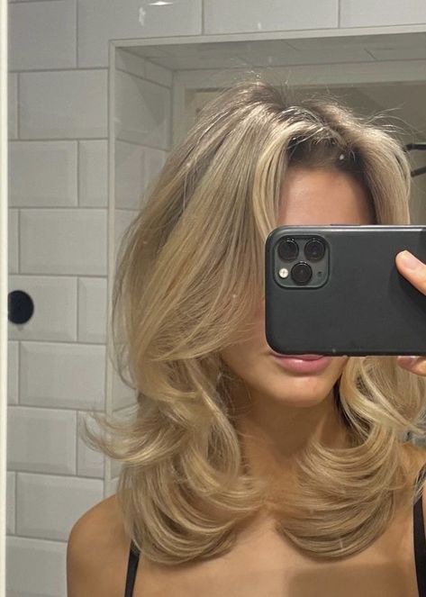 Medium Highlights On Blonde Hair, Med Length Haircut With Layers, Blonde Highlights With Money Piece Short Hair, Short Layered Haircuts Medium Length, Almost Shoulder Length Hair, Fall Hair Inspiration Short, Shoulder Length Bouncy Hair, Oval Face Haircuts Blonde, Medium Layered Haircuts Blonde