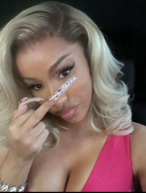 Rappers In Pink, Best Cardi B Photos, Cardi B Hairstyles, Cardi B Nails, Hair Growth Kit, Cardi B Photos, Imperfection Is Beauty, Female Rappers, American Rappers