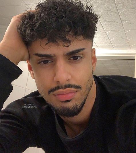 Postbad Garcon Rebeu Hot Arab Men With Curly Hair, Gotee Beard, Goatee Styles, Male Faces, Hispanic Men, Men Haircut Curly Hair, Men's Facial Hair, Light Skin Men, Haircuts For Wavy Hair