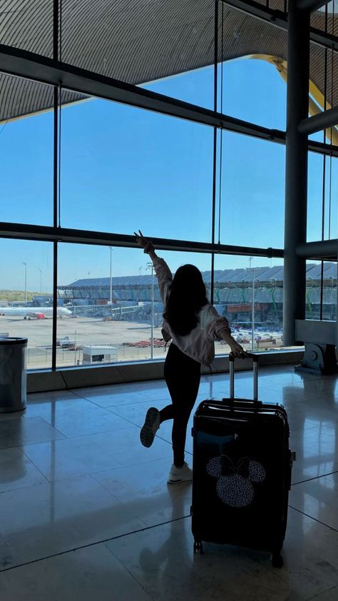 Aeroplane Travel Photography, Canada Toronto City, Italy Pisa, Comfy Airport Outfit, Airport Outfit Summer, Travel Instagram Ideas, Airport Travel Outfits, Outfit Airport, Flight Outfit