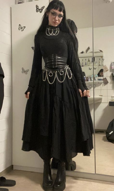 Dark Rennaisance Outfits, Black Shrug Outfit Ideas, Gothic Outfit Ideas Casual, Trad Goth Outfits Women, Witch Outfit With Pants, Goth Outfits With Long Skirts, Soft Goth Outfits Aesthetic, Romantic Goth Outfits Plus Size, Goth Feminine Outfits